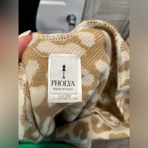 Pholya Shawl - Picture 2 of 5